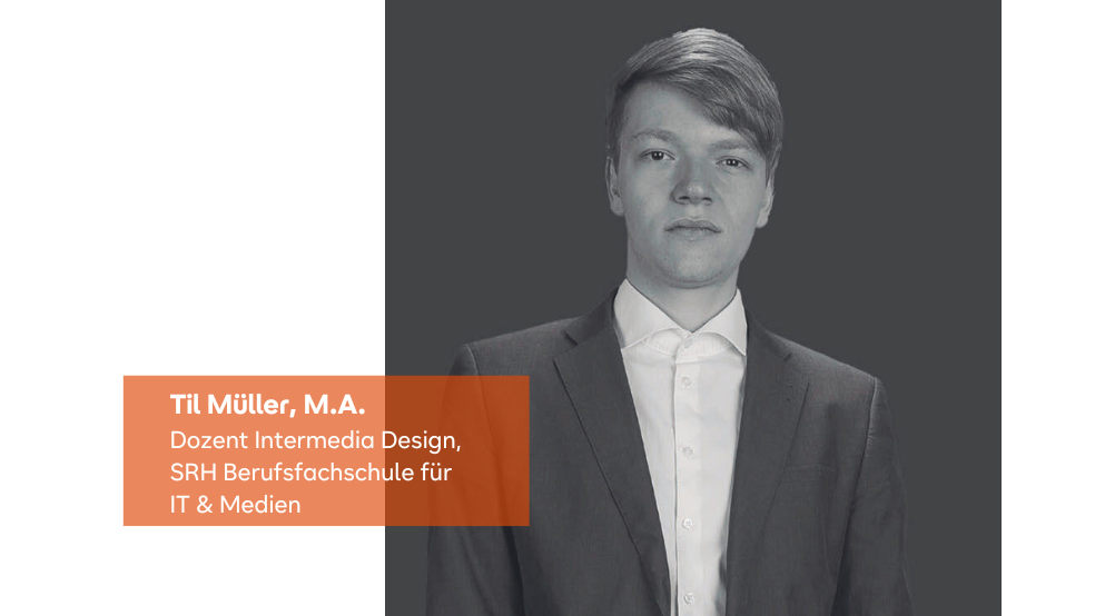 Schwarzes und weißes Foto eines Mannes in Anzug mit Text: 'Til Müller, M.A., Dozent für Intermedia Design, SRH Berufsfachschule für IT & Medien'.