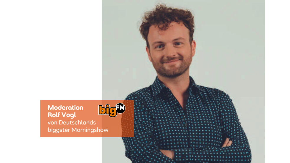 Ein Mann mit kurzem, lockigem Haar lächelt und hat die Arme verschränkt. Er trägt ein blau-weiß gepunktetes Hemd. Ein Textfeld daneben zeigt: 'Moderation Rolf Vogl von Deutschlands biggest Morningshow'.