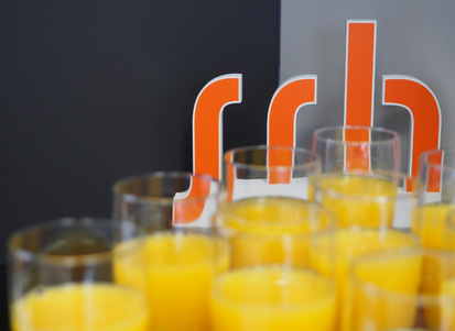 SRH Logo mit Orangensaft
