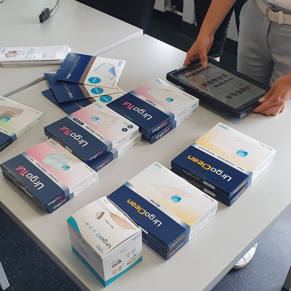 Urgoclean Verpackungen liegen auf einem Tisch
