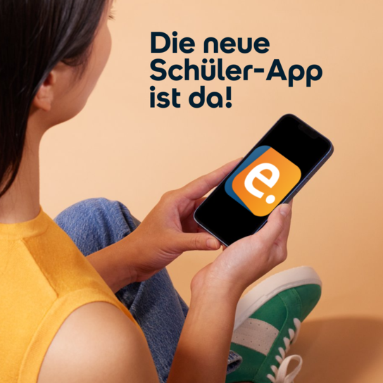 Eine Person hält ein Smartphone mit einer App-Anzeige, auf der steht: "Die neue Schüler-App ist da