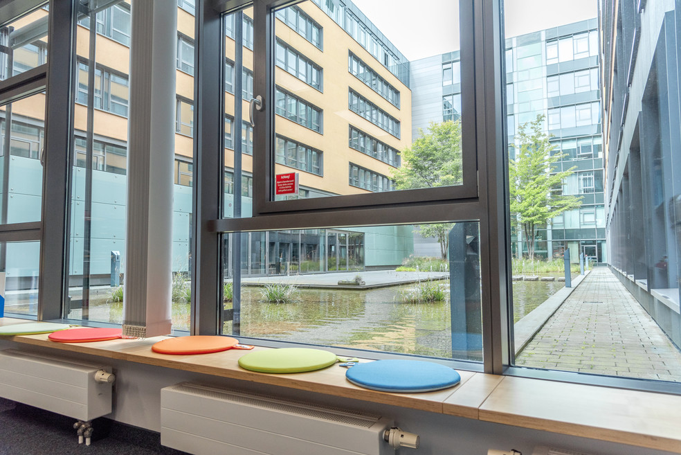 Sitzbank mit Aussicht auf Innenhof an der SRH Fachschule in Frankfurt