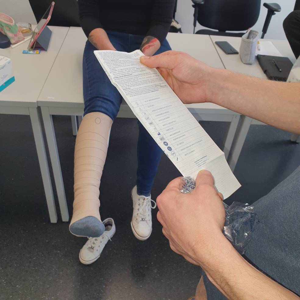 HEP Auszubildende liest Beipackzettel