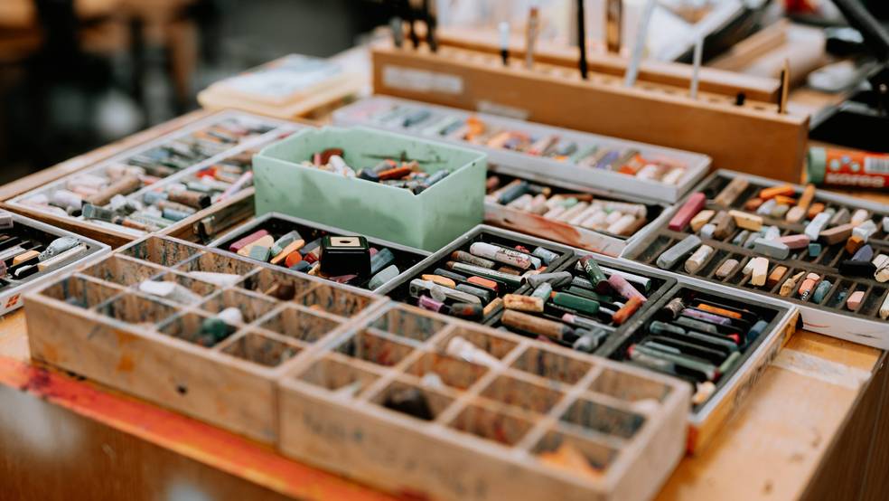 Ein Tisch mit mehreren Fächern, gefüllt mit verschiedenen Batterien.