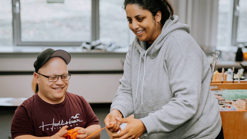 Zwei Personen arbeiten gemeinsam an einem Bastelprojekt.