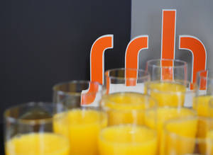 SRH Logo mit Orangensaft
