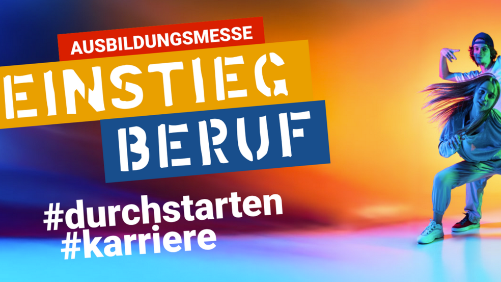 Ein Paar tanzt dynamisch vor einem lebhaften Hintergrund mit Text 'AUSBILDUNGSMESSE EINSTIEG BERUF' und Hashtags.