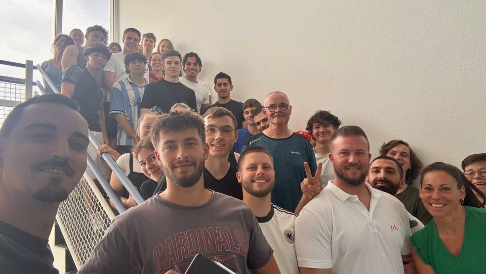 Angehende Physiotherapeuten und Patient posen zusammen für ein Gruppenselfie