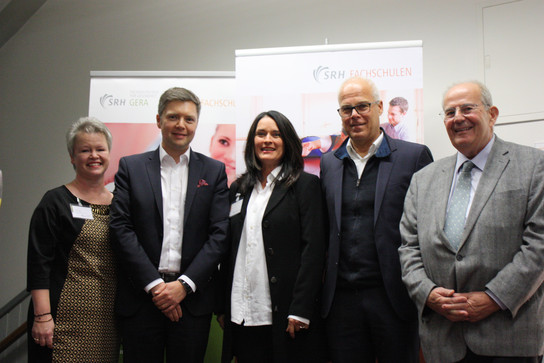 Fünf Personen stehen vor einem Banner mit dem Text 'SRH GERA' und 'SRH BACHSCHULEN'.