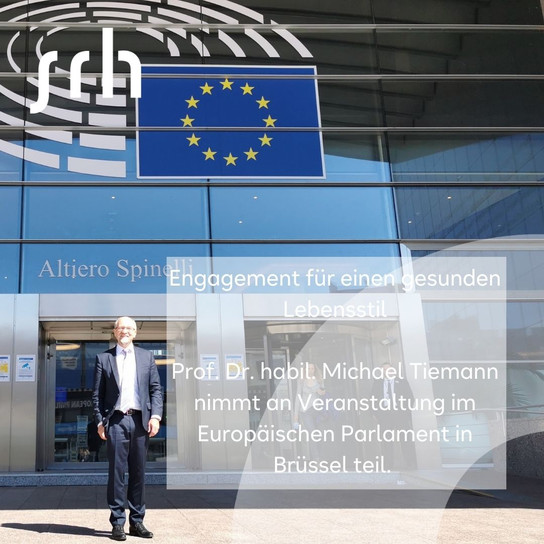 Ein Mann steht vor einem Gebäude mit der EU-Flagge.