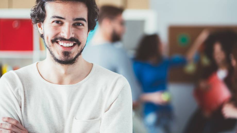 Lachender junger Mann im Fokus 