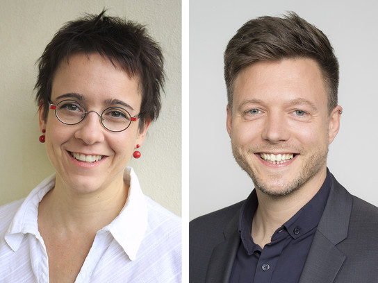 Zwei Personen lächeln in professionellen Porträts, eine Frau mit Brille und rote Ohrringe, ein Mann im Anzug.