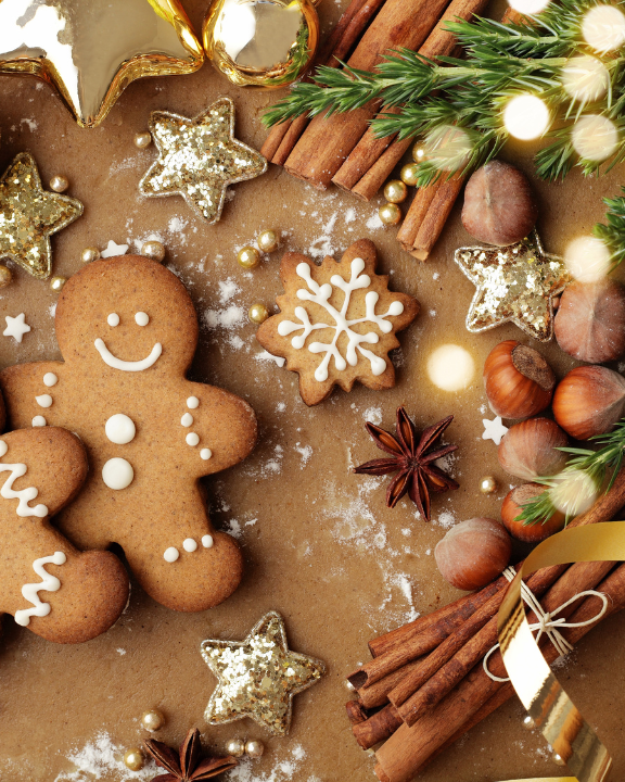 Weihnachtsgebäck, darunter Lebkuchenmännchen, mit Weihnachtsdekorationen.
